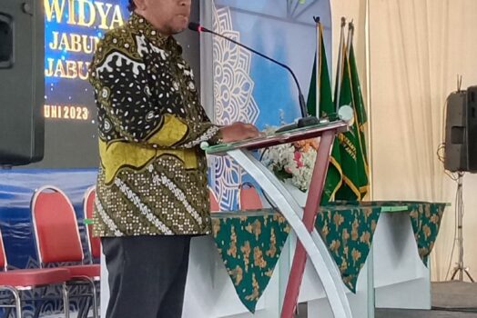 Ketua LP Ma’arif Hadiri Wisuda Purna Widya Ahmad Yani Jabung
