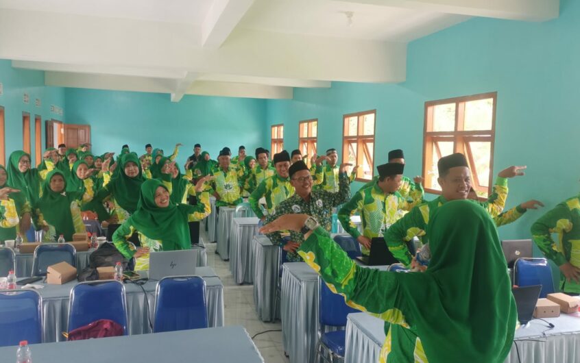 Workshop PKB MI Wajak: Guru Ma’arif Kuasai Media dan Model Pembelajaran